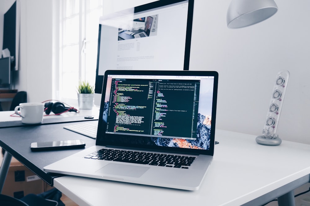 ノートパソコンでWebデザインとコーディングを行う作業風景